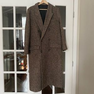 Double-breasted wool coat herringbone.